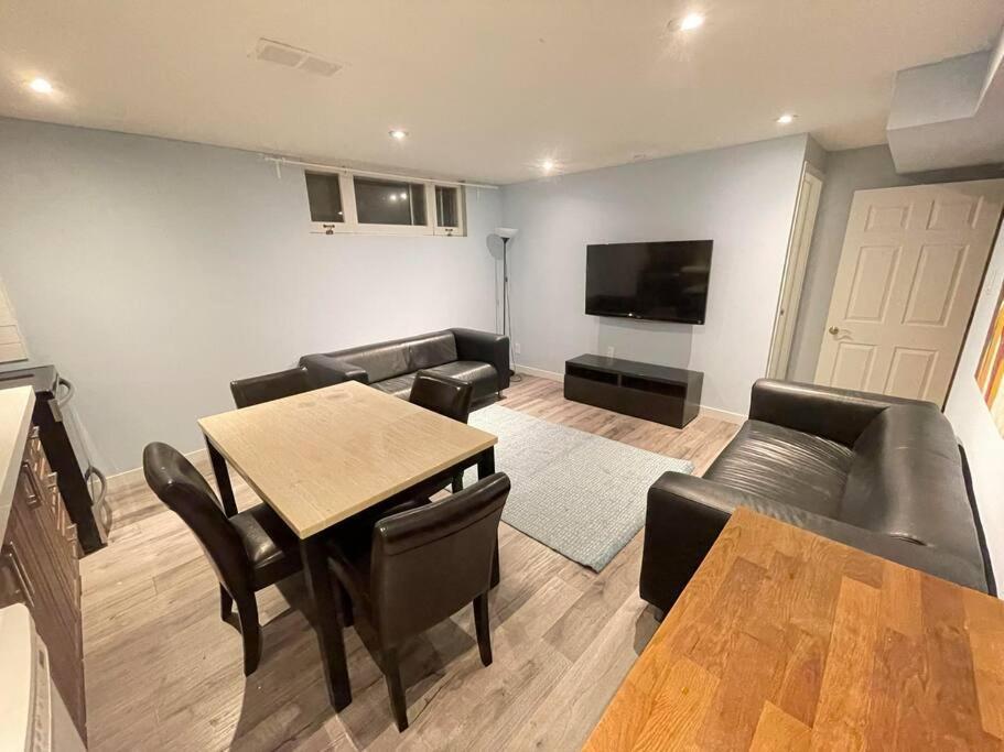 Lovely 2 Bedroom Basement Apartment In 多伦多 外观 照片